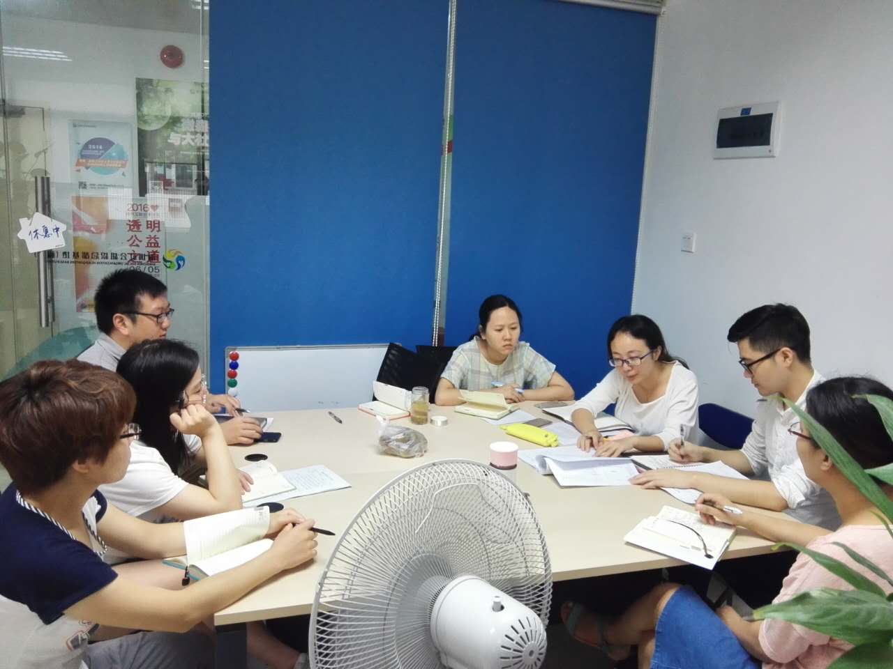 深圳市现代公益组织研究与评估中心2016年度年中总结会顺利召开